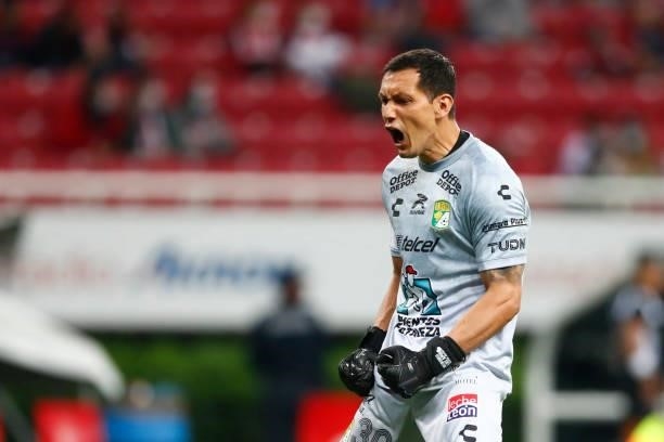 Rodolfo Cota goalkeeper of Leon celebrates the second goal of his team during the 5th round match between Chivas and Leon as part of the Torneo Grita...
