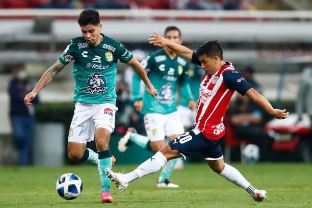 Fernando Beltran of Chivas fights for the ball with Víctor Dávila of Leon during the 5th round match between Chivas and Leon as part of the Torneo...