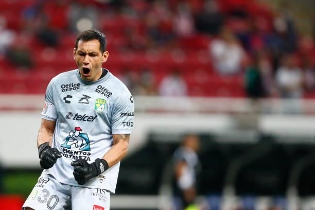 Rodolfo Cota goalkeeper of Leon celebrates the second goal of his team during the 5th round match between Chivas and Leon as part of the Torneo Grita...