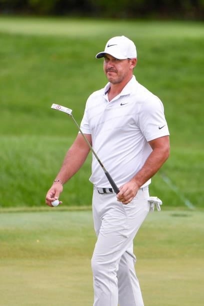Brooks Koepka makes birdie at the eighth hole during the first round of THE NORTHERN TRUST at Liberty National Golf Club on August 19, 2021 in Jersey...
