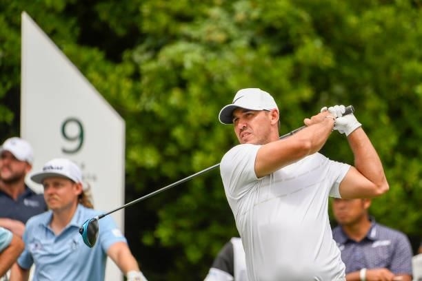 Brooks Koepka hits his tee shot at the ninth tee during the first round of THE NORTHERN TRUST at Liberty National Golf Club on August 19, 2021 in...
