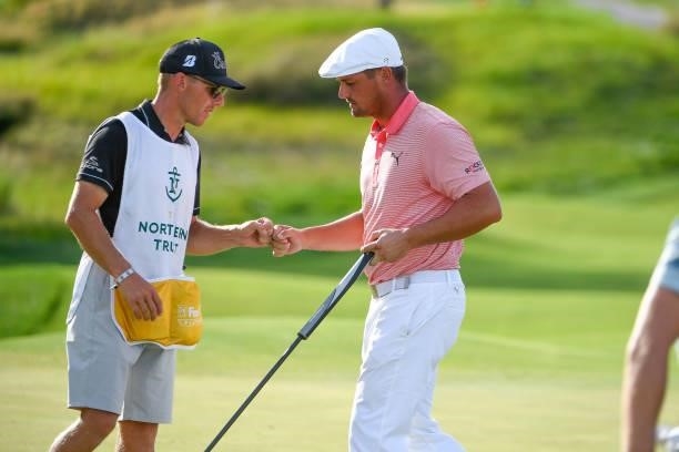 Bryson DeChambeau makes birdie at the 17th hole during the first round of THE NORTHERN TRUST at Liberty National Golf Club on August 19, 2021 in...