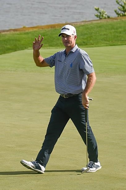 Kevin Streelman acknowledges the crowd after sinking his putt on the 18th hole during the first round of THE NORTHERN TRUST at Liberty National Golf...