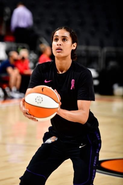 Skylar Diggins-Smith of the Phoenix Mercury warms up prior to the game against the Washington Mystics on August 19, 2021 at Footprint Center in...