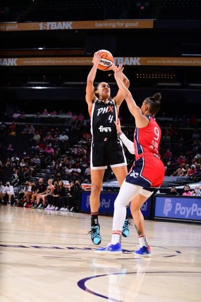Skylar Diggins-Smith of the Phoenix Mercury shoots the ball during the game against the Washington Mystics on August 19, 2021 at Phoenix Suns Arena...