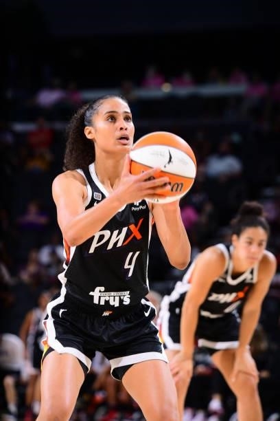 Skylar Diggins-Smith of the Phoenix Mercury shoots a free throw during the game against the Washington Mystics on August 19, 2021 at Phoenix Suns...