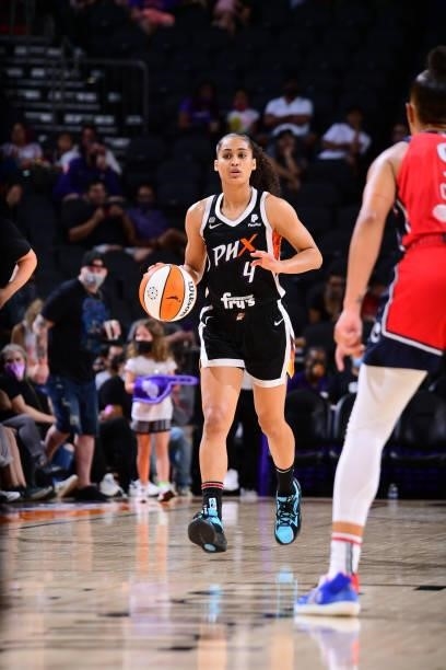 Skylar Diggins-Smith of the Phoenix Mercury dribbles during the game against the Washington Mystics on August 19, 2021 at Phoenix Suns Arena in...