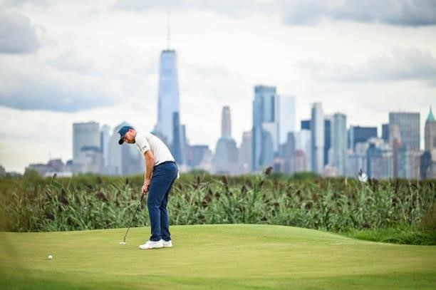 Scenic view of the New York skyline as Daniel Berger makes a birdie putt on the 14th hole green during the second round of THE NORTHERN TRUST, the...