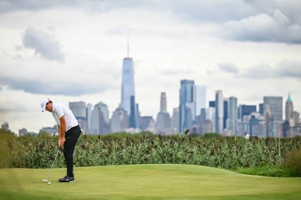 Scenic view of the New York skyline as Scottie Scheffler misses a birdie putt on the 14th hole green during the second round of THE NORTHERN TRUST,...