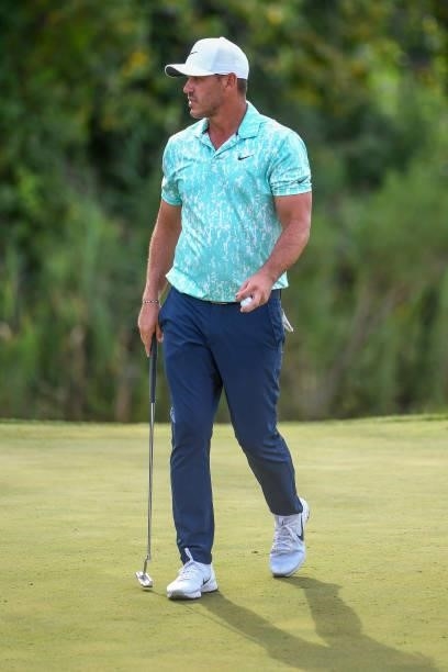 Brooks Koepka at the 17th green during the second round of THE NORTHERN TRUST at Liberty National Golf Club on August 20, 2021 in Jersey City, New...