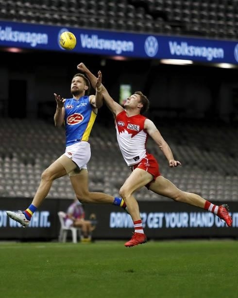 Will Hayward of the Swans competes for the against Jy Farrar of the Suns during the 2021 AFL Round 23 match between the Sydney Swans and the Gold...