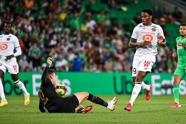 Etienne GREEN of Saint Etienne and Jonathan DAVID of Lille during the French Ligue 1 Uber Eats soccer match between Saint Etienne and Lille at Stade...