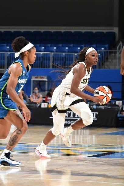 Dana Evans of the Chicago Sky handles the ball during the game against the Minnesota Lynx on August 21, 2021 at the Wintrust Arena in Chicago,...
