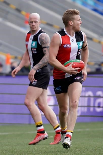 Dan Hannebery of the Saints in action during the 2021 AFL Round 23 match between the St Kilda Saints and the Fremantle Dockers at Blundstone Arena on...