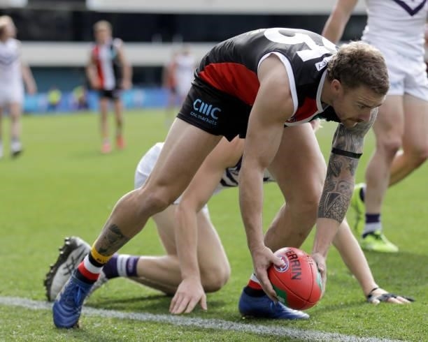 Dean Kent of the Saints in action during the 2021 AFL Round 23 match between the St Kilda Saints and the Fremantle Dockers at Blundstone Arena on...