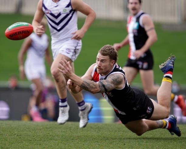 Dean Kent of the Saints handpasses the ball during the 2021 AFL Round 23 match between the St Kilda Saints and the Fremantle Dockers at Blundstone...