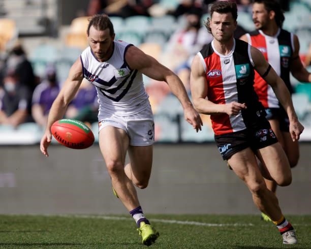 Travis Colyer of the Dockers in action during the 2021 AFL Round 23 match between the St Kilda Saints and the Fremantle Dockers at Blundstone Arena...