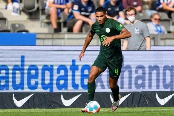 Maxence Lacroix of VfL Wolfsburg controls the ball during the Bundesliga match between Hertha BSC and VfL Wolfsburg at Olympiastadion on August 21,...