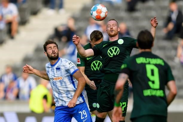 Lucas Tousart of Hertha BSC and Maximilian Arnold of VfL Wolfsburg battle for the ball during the Bundesliga match between Hertha BSC and VfL...