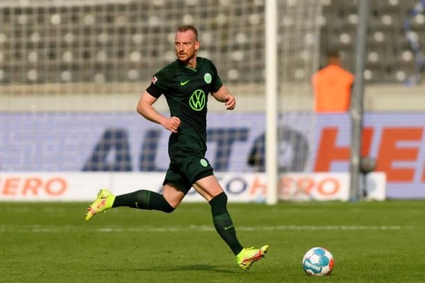 Maximilian Arnold of VfL Wolfsburg controls the ball during the Bundesliga match between Hertha BSC and VfL Wolfsburg at Olympiastadion on August 21,...