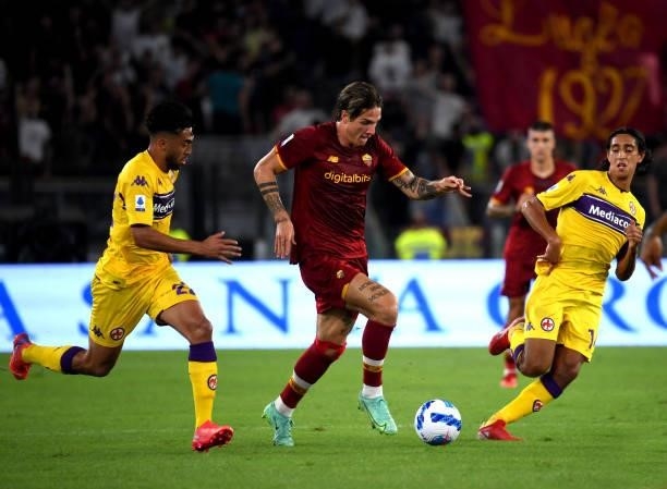 Nicolo Zaniolo of AS Roma competes for the ball with Nicolas Gonzalez and Youssef Maleh of ACF Fiorentina ,during the Serie A match between AS Roma v...