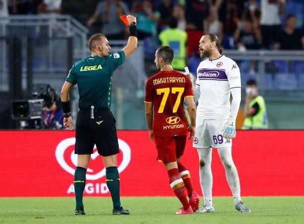 Referee Luca Pairetto shows the red card to Bartlomiej Dragowski of ACF Fiorentina during the Serie A match between AS Roma and ACF Fiorentina at...