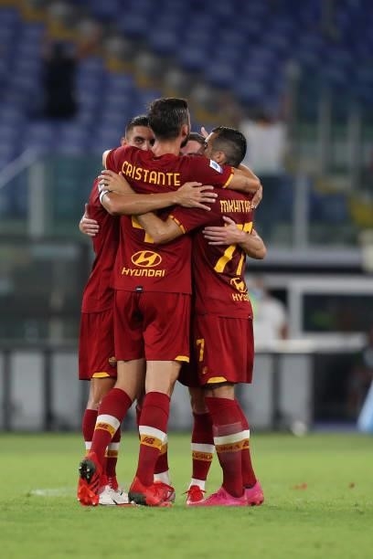 Jordan Veretout with his teammates of AS Roma celebrates after scoring the team's second goal during the Serie A match between AS Roma v ACF...