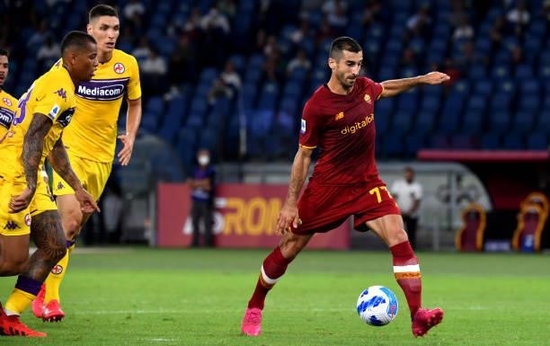 Henrik Mkhitaryan of AS Roma scores his goal during the Serie A match between AS Roma v ACF Fiorentina at Stadio Olimpico on August 22, 2021 in Rome,...
