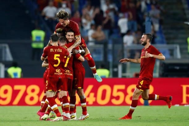 Henrikh Mkhitaryan of AS Roma celebrates after scoring his team's first goal with team mates during the Serie A match between AS Roma and ACF...