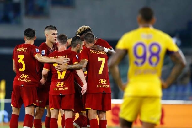 Jordan Veretout of AS Roma celebrates after scoring his team's second goal with team mates during the Serie A match between AS Roma and ACF...