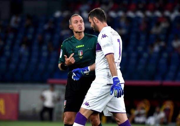 Referee Luca Pairetto argues with Pietro Terracciano of ACF Fiorentina after Bartlomiej Dragowski of ACF Fiorentina leaves the pitch after being sent...