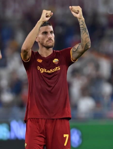 Lorenzo Pellegrini of AS Roma celebrates the victory after the Serie A match between AS Roma and ACF Fiorentina at Stadio Olimpico on August 22, 2021...