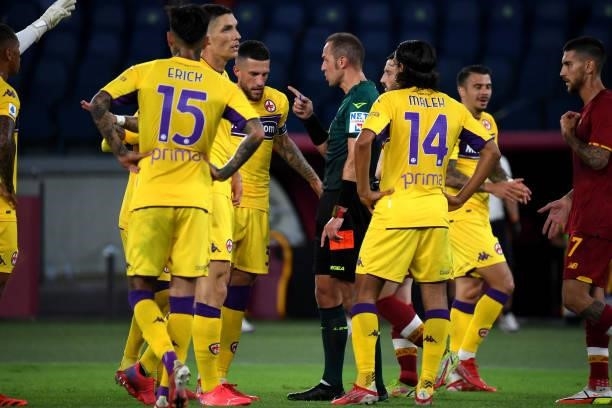 Referee Luca Pairetto argues with the players of ACF Fiorentina after Bartlomiej Dragowski of ACF Fiorentina leaves the pitch after being sent off...