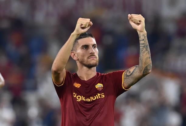Lorenzo Pellegrini of AS Roma celebrates the victory after the Serie A match between AS Roma and ACF Fiorentina at Stadio Olimpico on August 22, 2021...