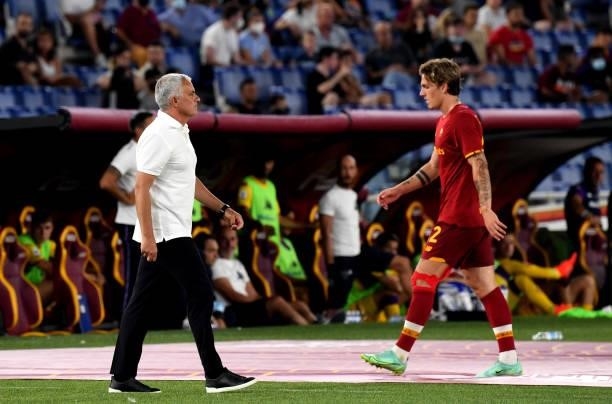 Nicolo Zaniolo of AS Roma leaves the pitch past manager Jose Mourinho after receiving a second yellow card by referee Luca Pairetto during the Serie...