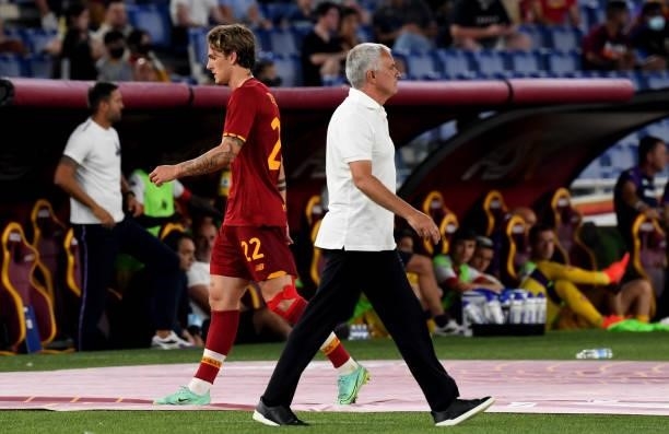 Nicolo Zaniolo of AS Roma leaves the pitch past manager Jose Mourinho after receiving a second yellow card by referee Luca Pairetto during the Serie...