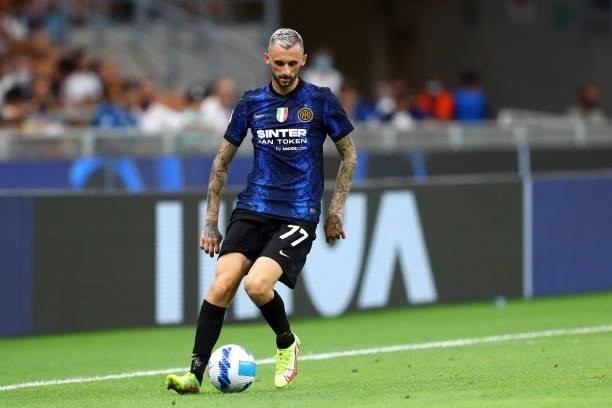 Marcelo Brozovic of FC Internazionale controls the ball during the Serie A match between FC Internazionale and Genoa CFC at Stadio Giuseppe Meazza on...
