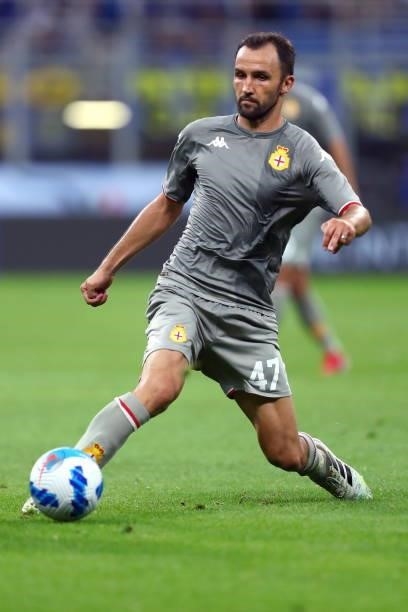 Milan Badelj of Genoa CFC controls the ball during the Serie A match between FC Internazionale and Genoa CFC at Stadio Giuseppe Meazza on August 21,...