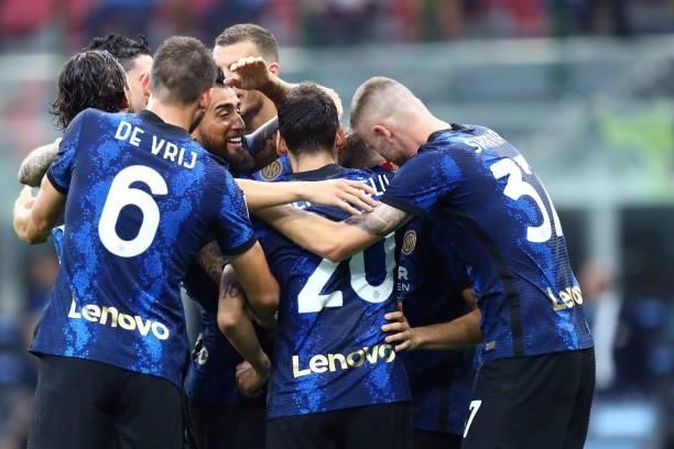 Arturo Vidal of FC Internazionale celebrates after scoring his team's third goal with team mates during the Serie A match between FC Internazionale...