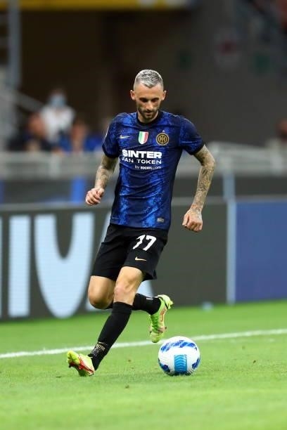 Marcelo Brozovic of FC Internazionale controls the ball during the Serie A match between FC Internazionale and Genoa CFC at Stadio Giuseppe Meazza on...