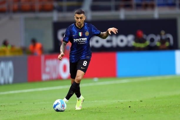 Matias Vecino of FC Internazionale controls the ball during the Serie A match between FC Internazionale and Genoa CFC at Stadio Giuseppe Meazza on...