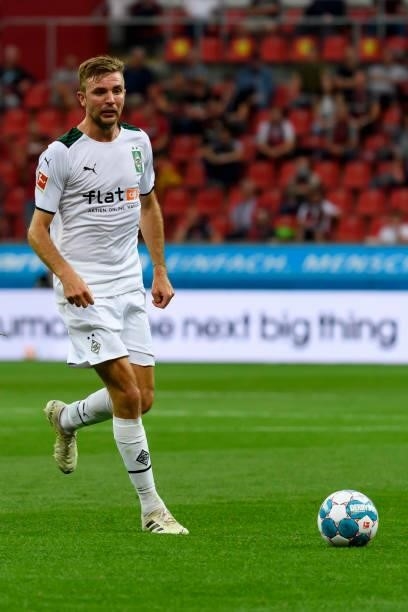 Christoph Kramer of Borussia Moenchengladbach controls the ball during the Bundesliga match between Bayer 04 Leverkusen and Borussia Moenchengladbach...