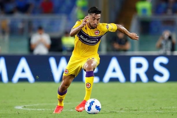 Nicolas Gonzalez of ACF Fiorentina controls the ball during the Serie A match between AS Roma and ACF Fiorentina at Stadio Olimpico on August 22,...