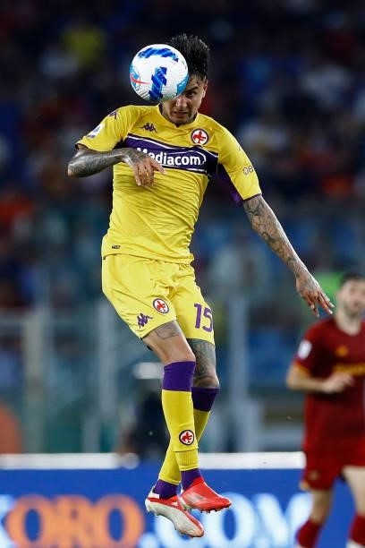 Erick Pulgar of ACF Fiorentina controls the ball during the Serie A match between AS Roma and ACF Fiorentina at Stadio Olimpico on August 22, 2021 in...