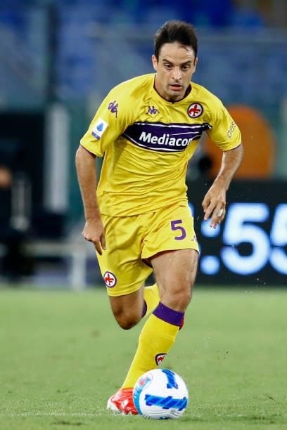 Giacomo Bonaventura of ACF Fiorentina controls the ball during the Serie A match between AS Roma and ACF Fiorentina at Stadio Olimpico on August 22,...
