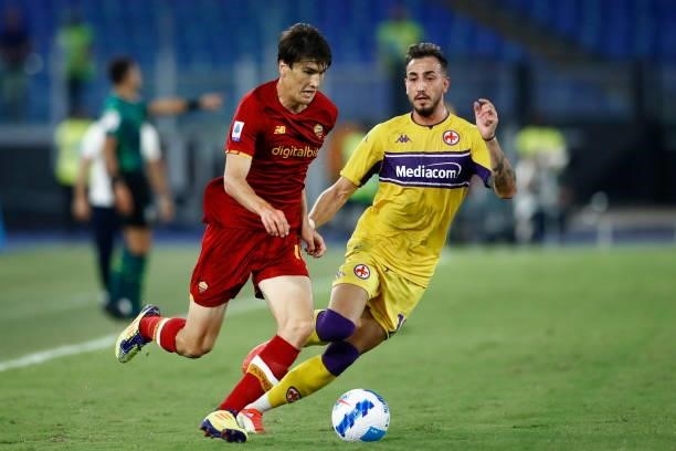 Eldor Shomurodov of AS Roma controls the ball during the Serie A match between AS Roma and ACF Fiorentina at Stadio Olimpico on August 22, 2021 in...