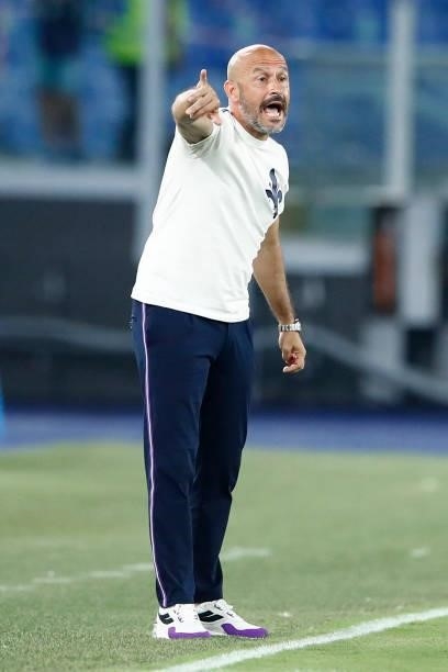Head coach Vincenzo Italiano of ACF Fiorentina gestures during the Serie A match between AS Roma and ACF Fiorentina at Stadio Olimpico on August 22,...