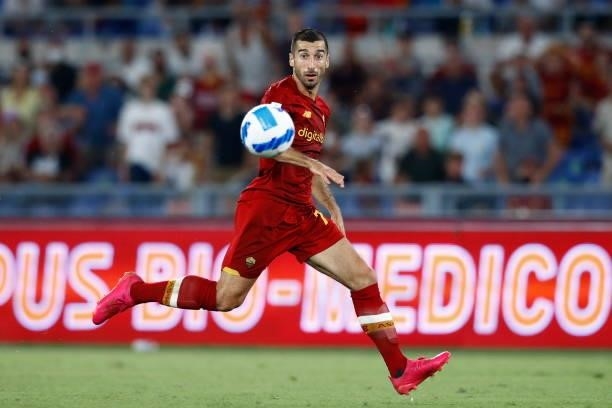 Henrikh Mkhitaryan of AS Roma controls the ball during the Serie A match between AS Roma and ACF Fiorentina at Stadio Olimpico on August 22, 2021 in...