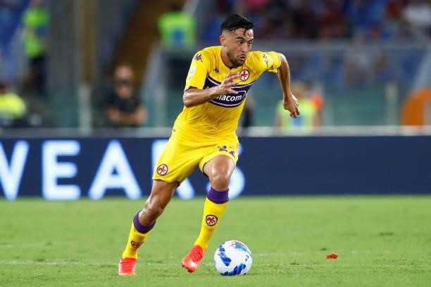 Nicolas Gonzalez of ACF Fiorentina controls the ball during the Serie A match between AS Roma and ACF Fiorentina at Stadio Olimpico on August 22,...