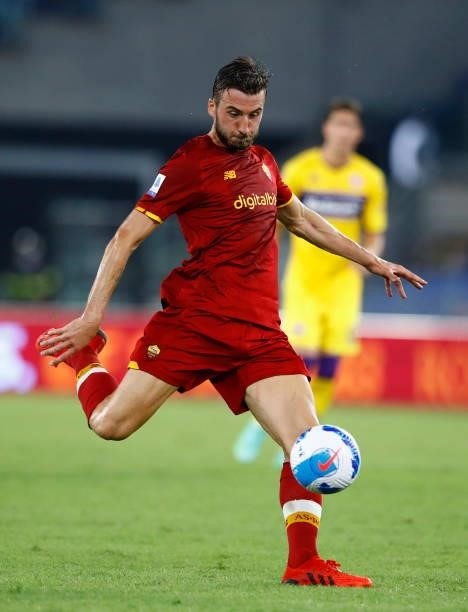Bryan Cristante of AS Roma controls the ball during the Serie A match between AS Roma and ACF Fiorentina at Stadio Olimpico on August 22, 2021 in...